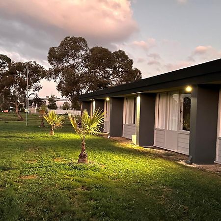 Happy Wanderer Motel Lake Boga On The Lake With Lake Views 외부 사진