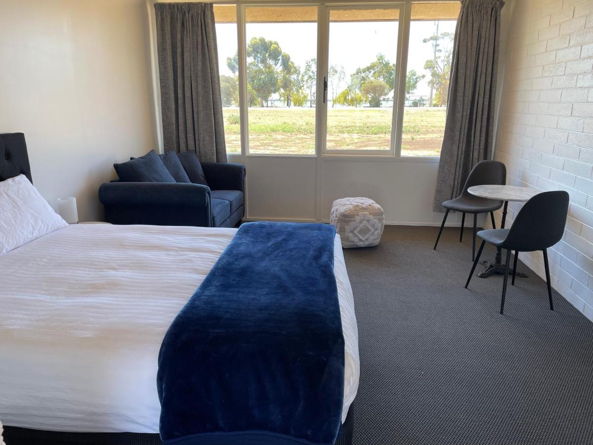 Happy Wanderer Motel Lake Boga On The Lake With Lake Views 외부 사진