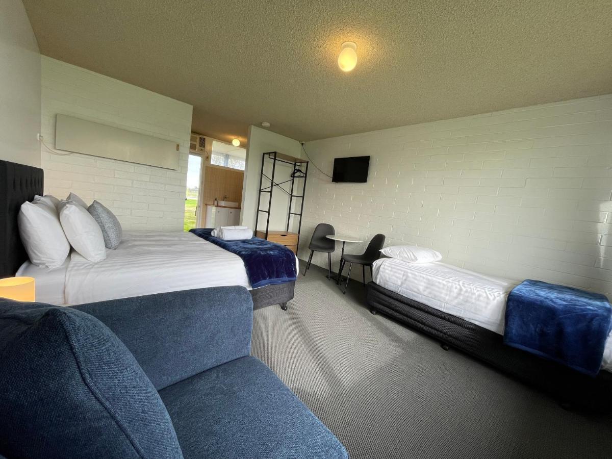 Happy Wanderer Motel Lake Boga On The Lake With Lake Views 외부 사진