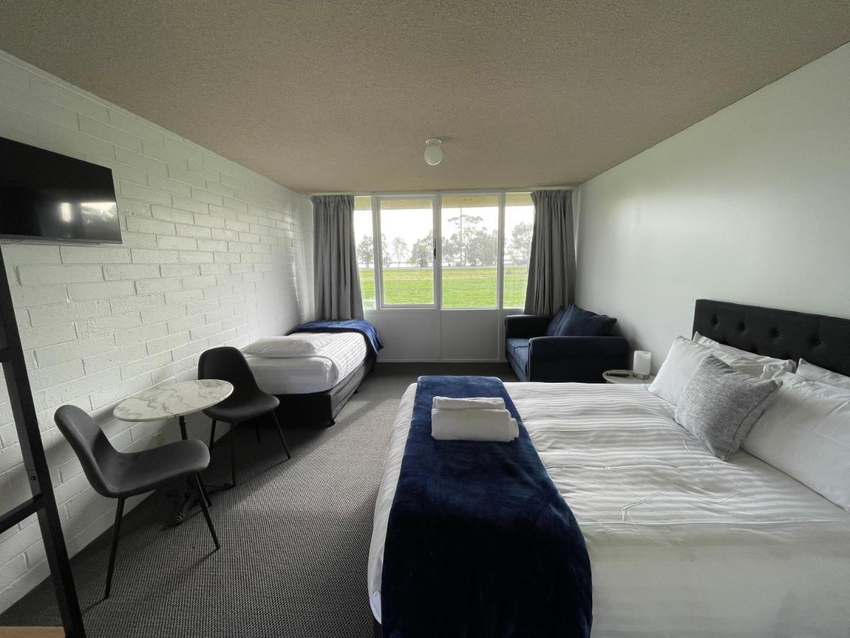 Happy Wanderer Motel Lake Boga On The Lake With Lake Views 외부 사진