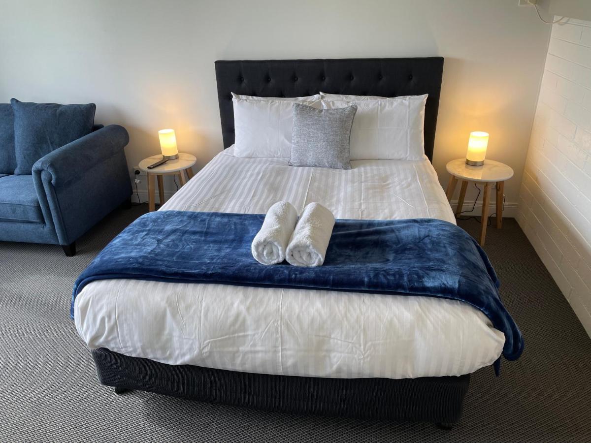 Happy Wanderer Motel Lake Boga On The Lake With Lake Views 외부 사진