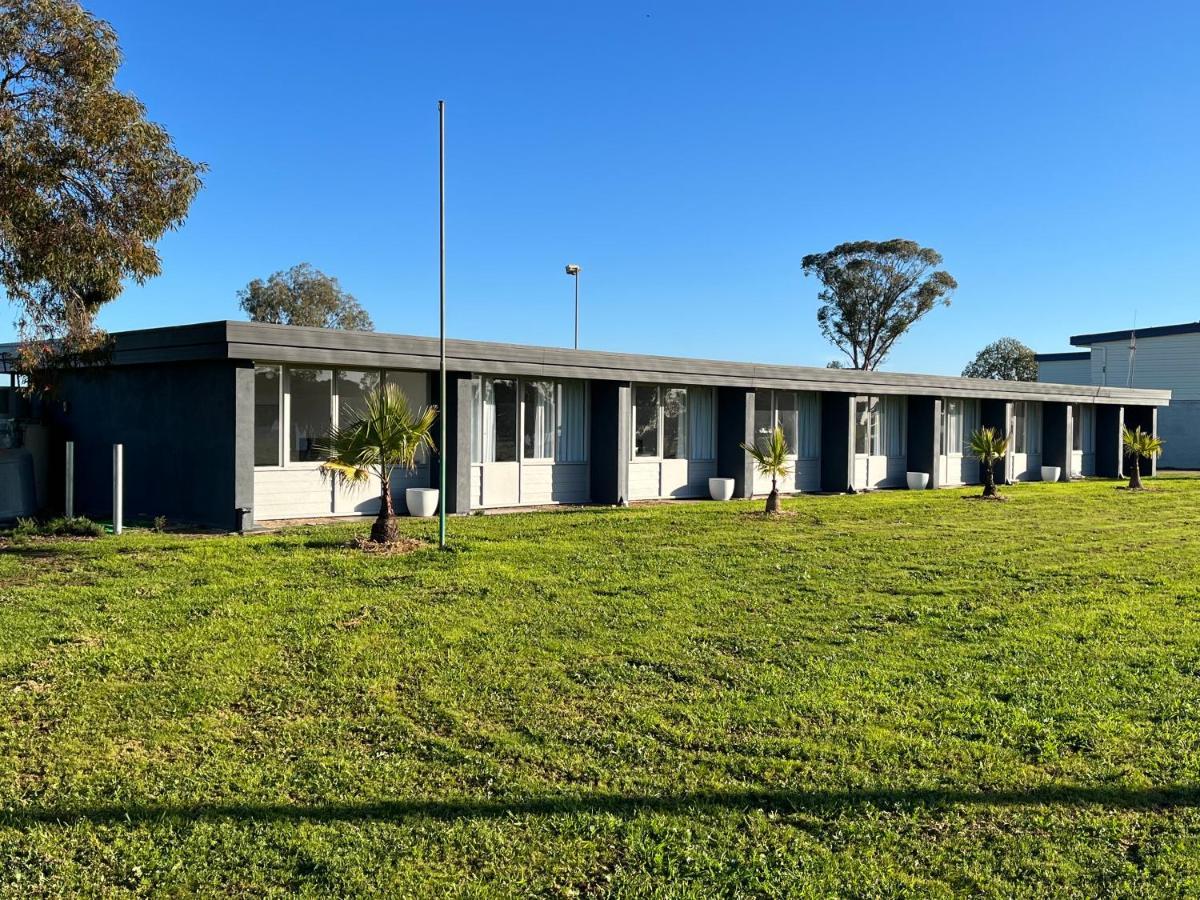 Happy Wanderer Motel Lake Boga On The Lake With Lake Views 외부 사진