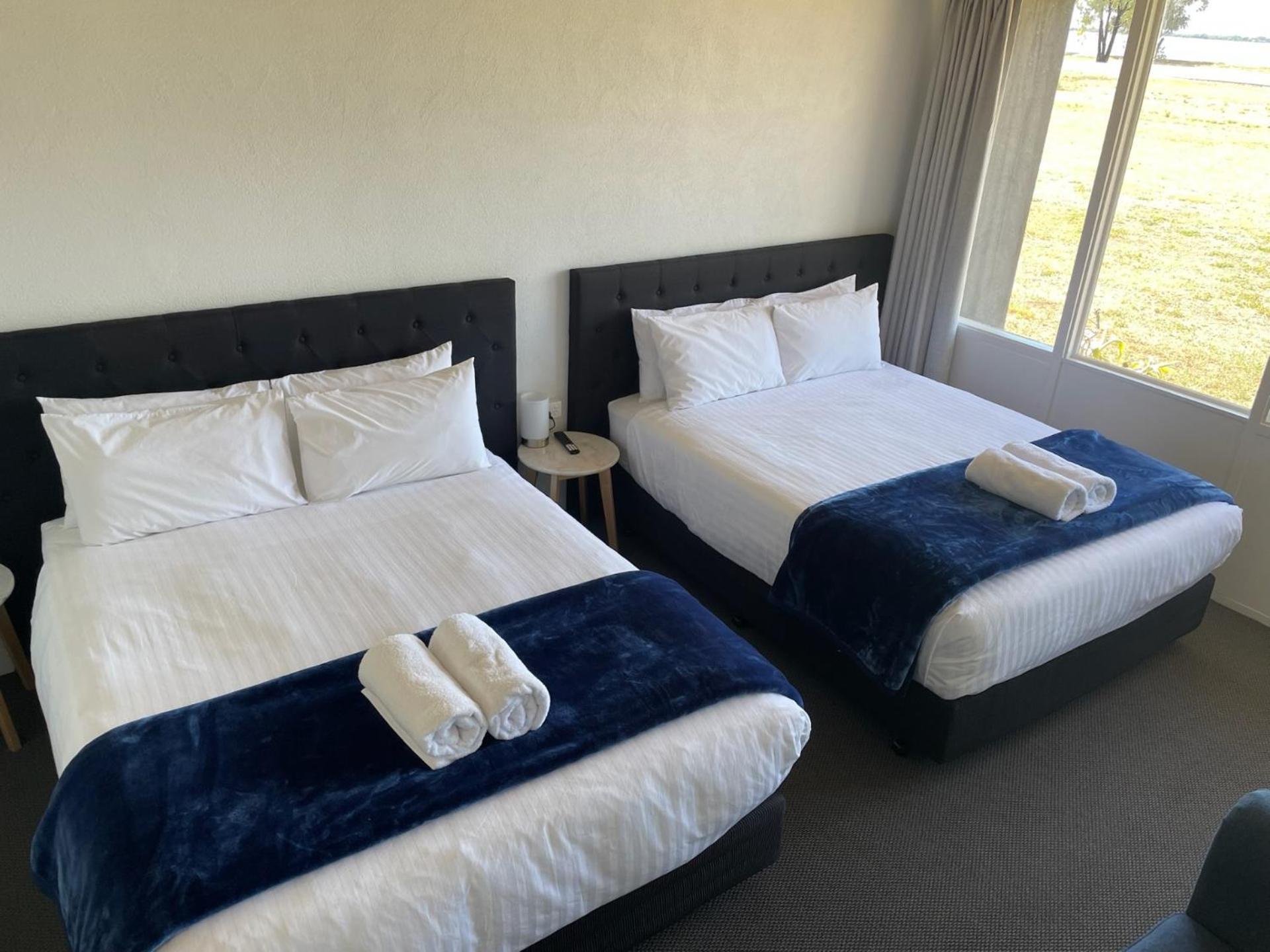 Happy Wanderer Motel Lake Boga On The Lake With Lake Views 외부 사진