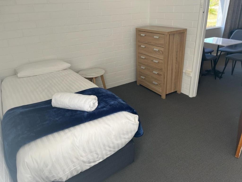 Happy Wanderer Motel Lake Boga On The Lake With Lake Views 외부 사진
