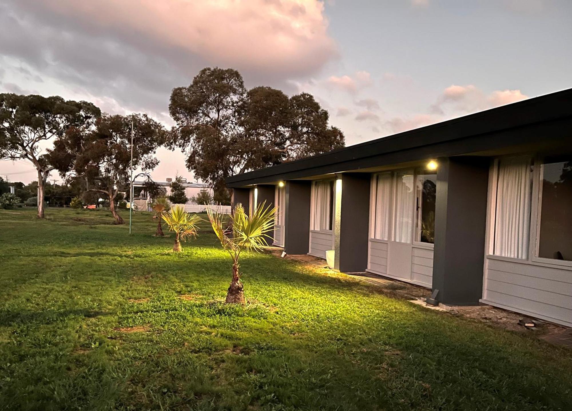 Happy Wanderer Motel Lake Boga On The Lake With Lake Views 외부 사진