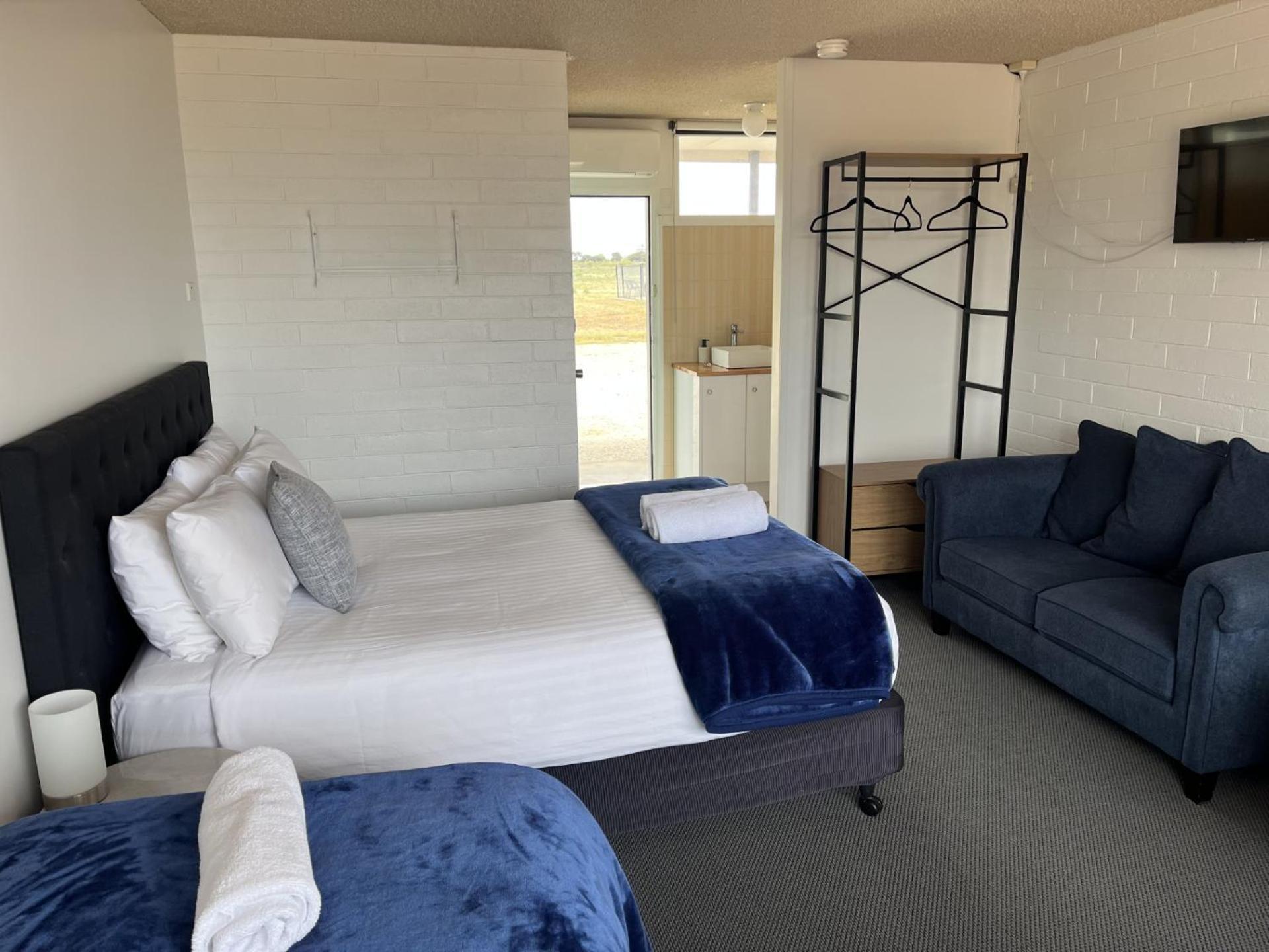 Happy Wanderer Motel Lake Boga On The Lake With Lake Views 외부 사진